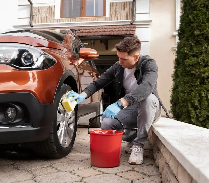 Lavage auto à domicile Gouillons : professionnel intervenant sur un véhicule